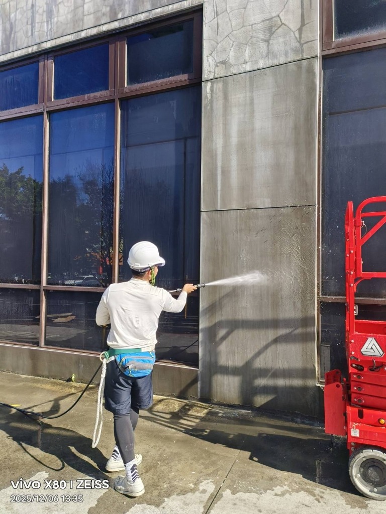 台中升降機外牆清洗